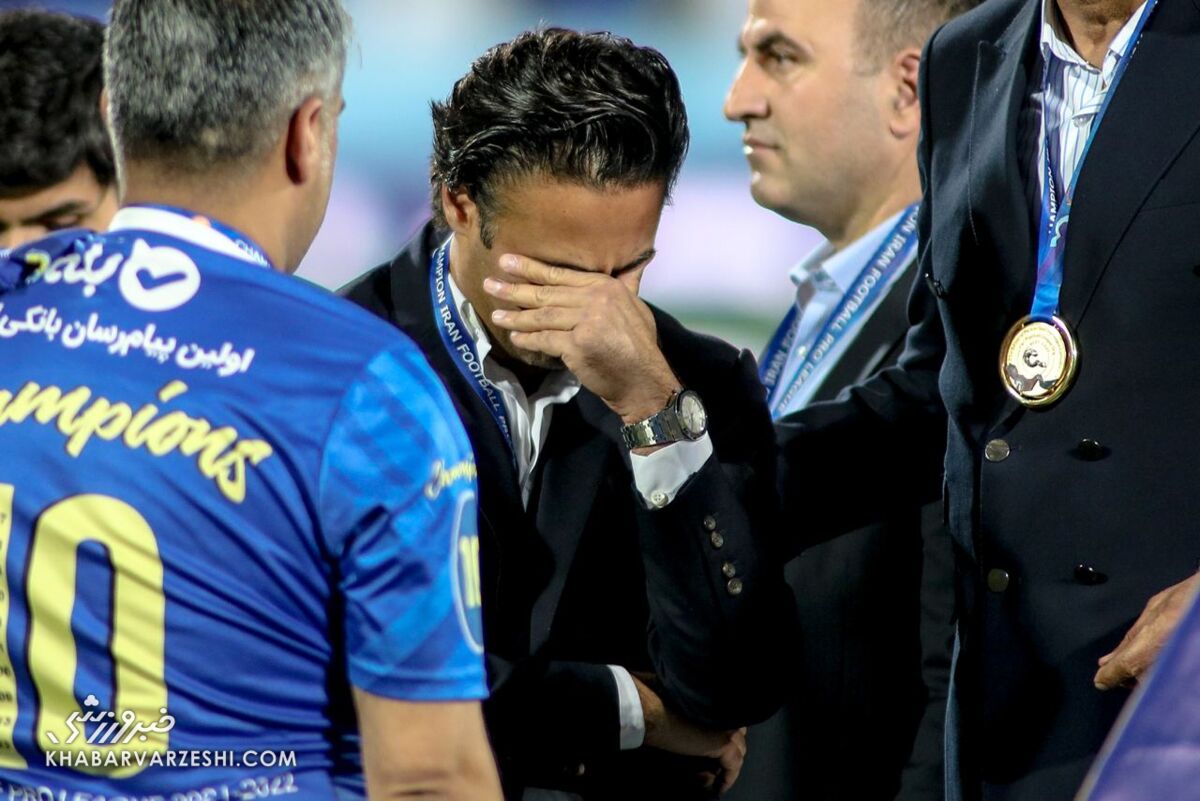 ببینید| اظهارات عجیب مجری تلویزیون درباره استقلال/ تیم را یک مربی دیگر میبندد ببینید| اظهارات عجیب مجری تلویزیون درباره استقلال/ تیم را یک مربی دیگر میبندد