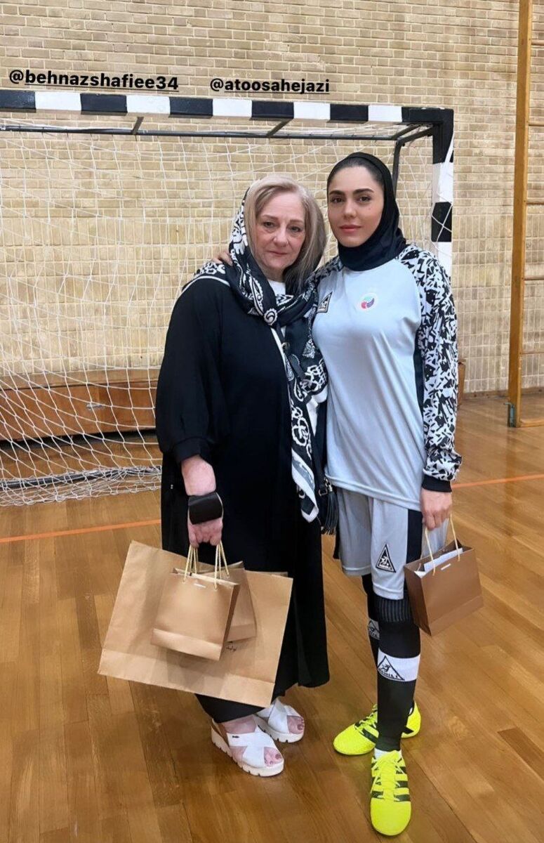 عکس| بانوان هنرمند و یاران حجازی برای همدردی با مردم آبادان به میدان رفتند