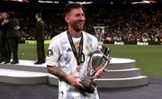 ویدیو| لحظه بالا بردن جام قهرمانی فینالیسیما توسط لیونل مسی