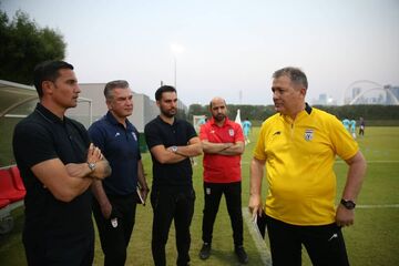 عکس| ستاره سرشناس استرالیا در تمرین تیم ملی/ خوش و بش سفیر جام جهانی با اسکوچیچ و یارانش