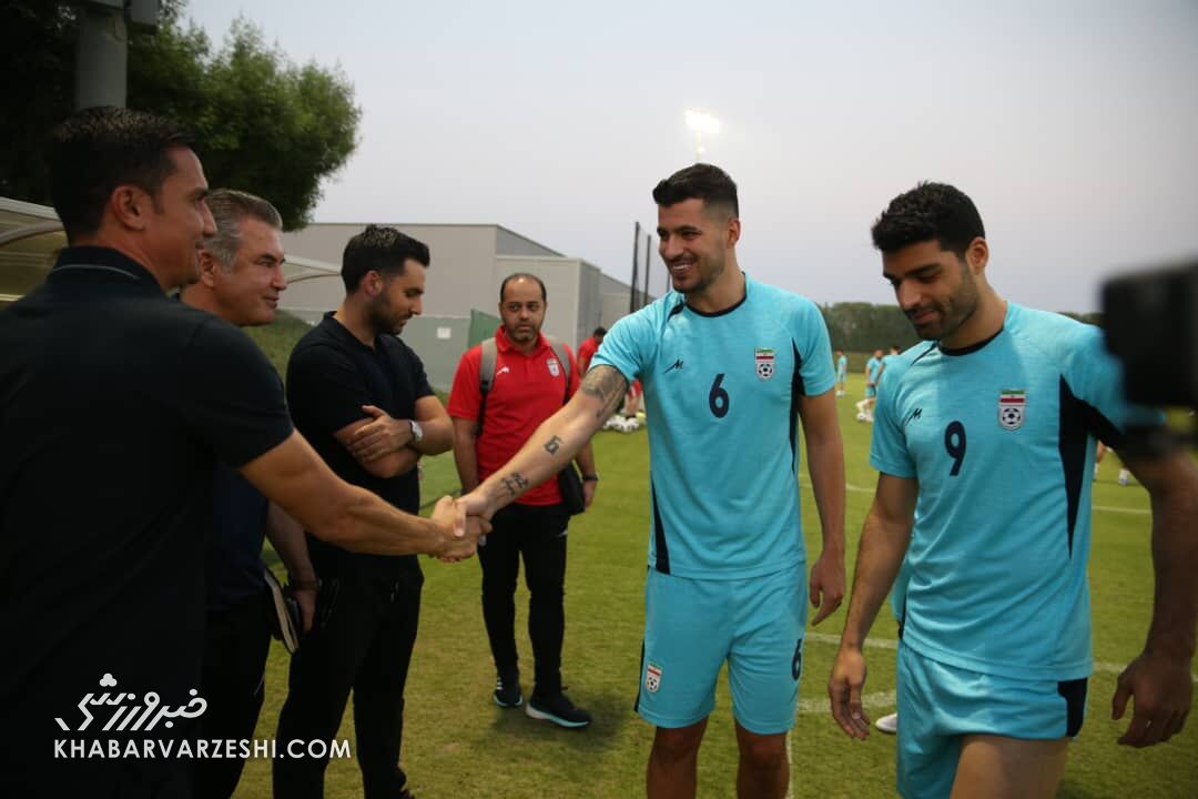 عکس| ستاره سرشناس استرالیا در تمرین تیم ملی/ خوش و بش سفیر جام جهانی با اسکوچیچ و یارانش