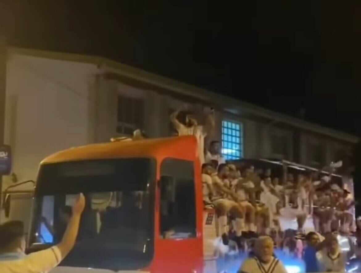 شادی عجیب ملوانی ها با اتوبوس روباز به سبک تیم های اروپایی
