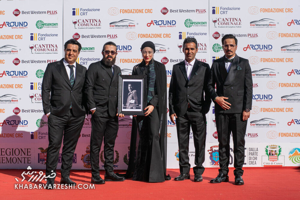 عکس| اقدام ارزشمند عوامل یک فیلم در ایتالیا/ یاد علی انصاریان زنده شد