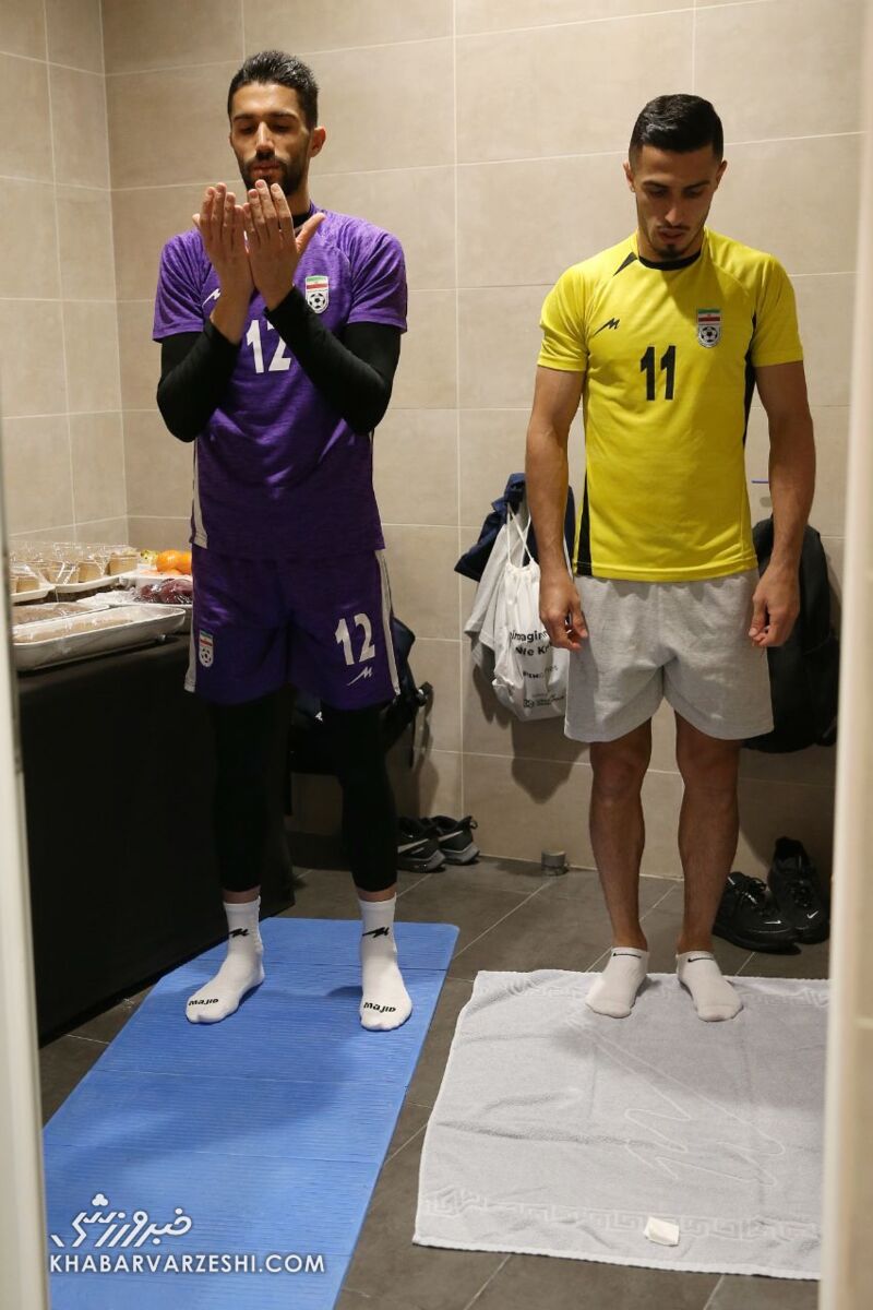 عکس| تاخیر عجیب تیم ملی الجزایر پیش از دیدار با ایران/ ملیپوشان در رختکن نماز خواندند