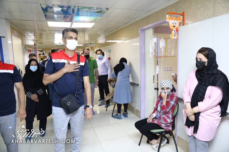 عکس| برآورده شدن آرزو کودکان سرطانی توسط عادل فردوسیپور و رفقا