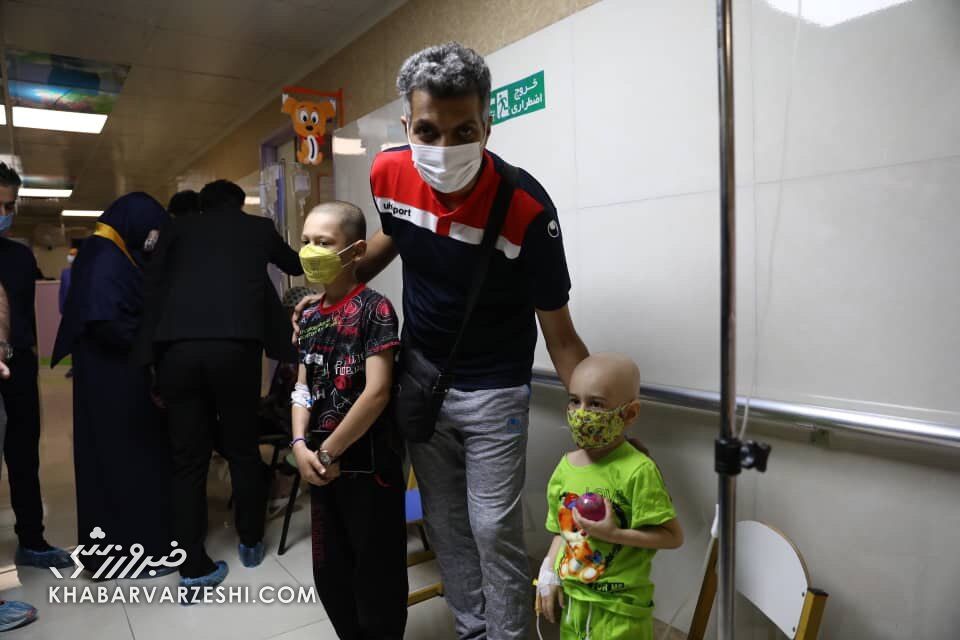 عکس| برآورده شدن آرزو کودکان سرطانی توسط عادل فردوسیپور و رفقا