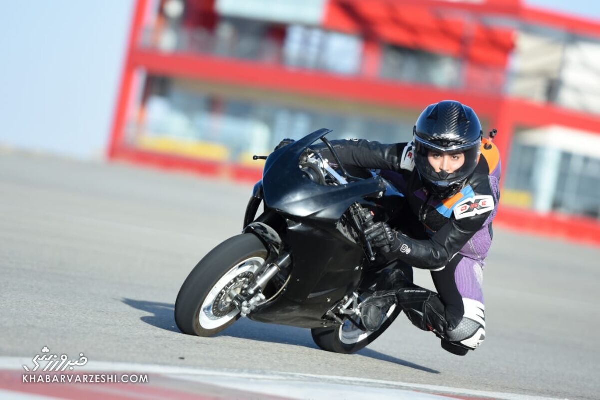 عکس| قرمز و آبی ها روی پیست موتورسواری/ بانوان هم آمدند و موتورسواری کردند