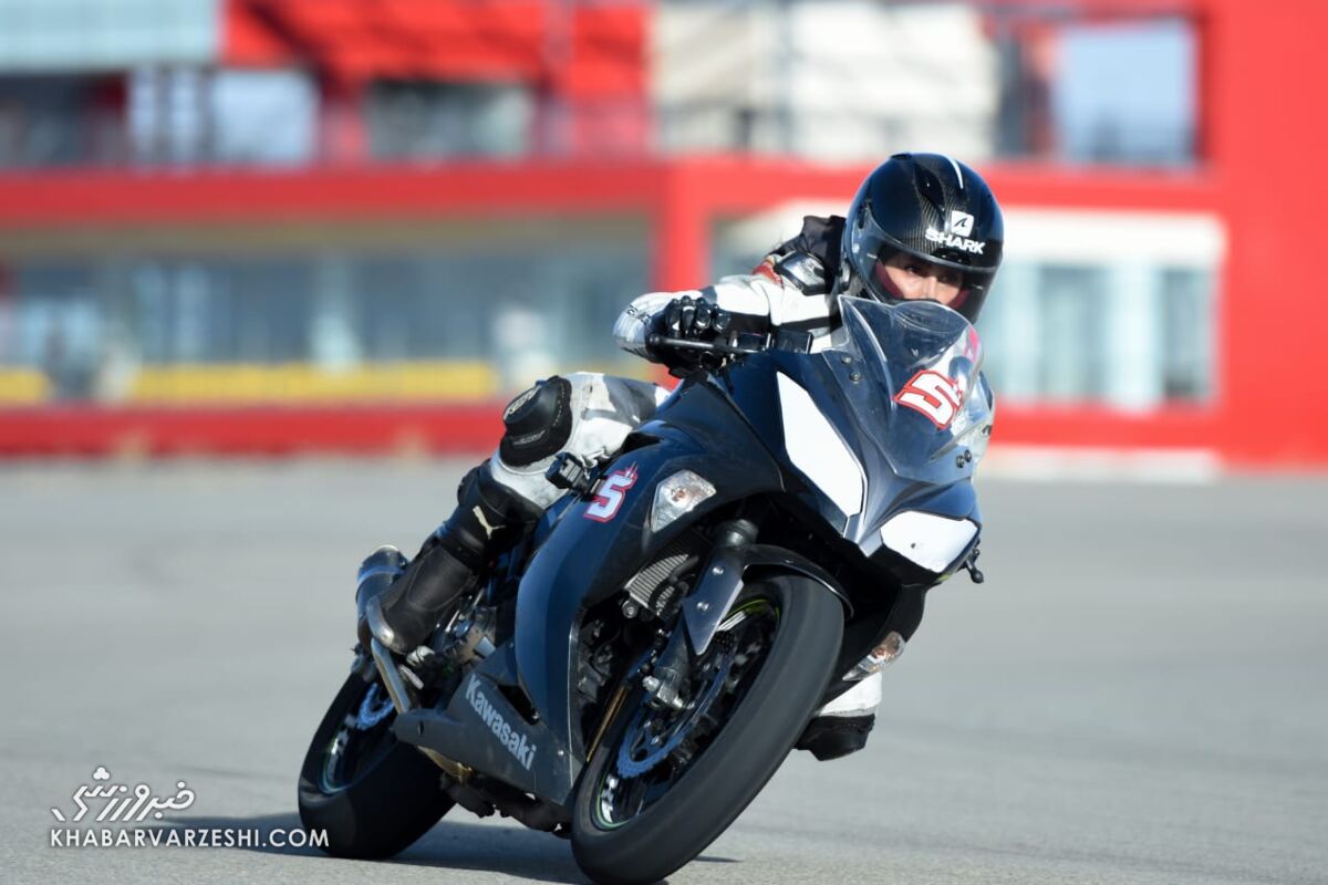 عکس| قرمز و آبی ها روی پیست موتورسواری/ بانوان هم آمدند و موتورسواری کردند