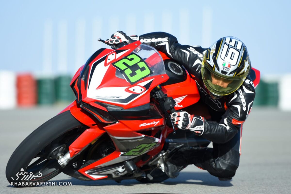 عکس| قرمز و آبی ها روی پیست موتورسواری/ بانوان هم آمدند و موتورسواری کردند