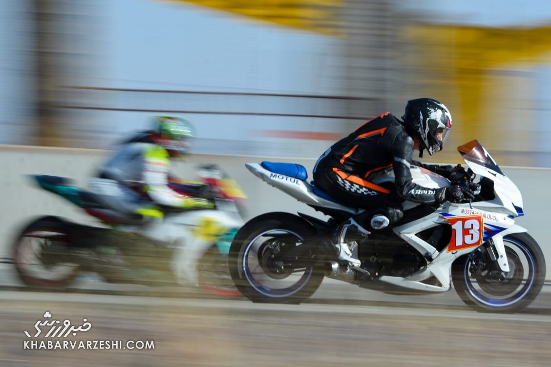 عکس| قرمز و آبی ها روی پیست موتورسواری/ بانوان هم آمدند و موتورسواری کردند
