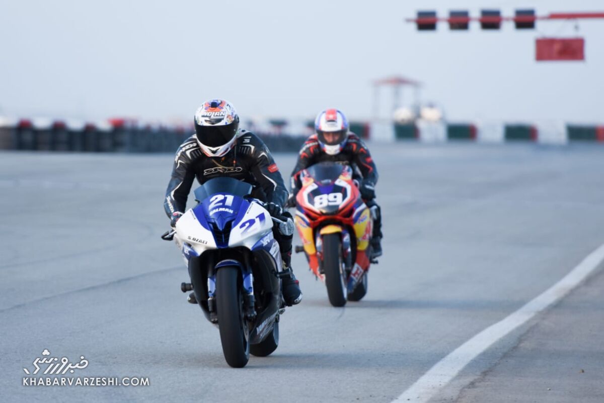 عکس| قرمز و آبی ها روی پیست موتورسواری/ بانوان هم آمدند و موتورسواری کردند
