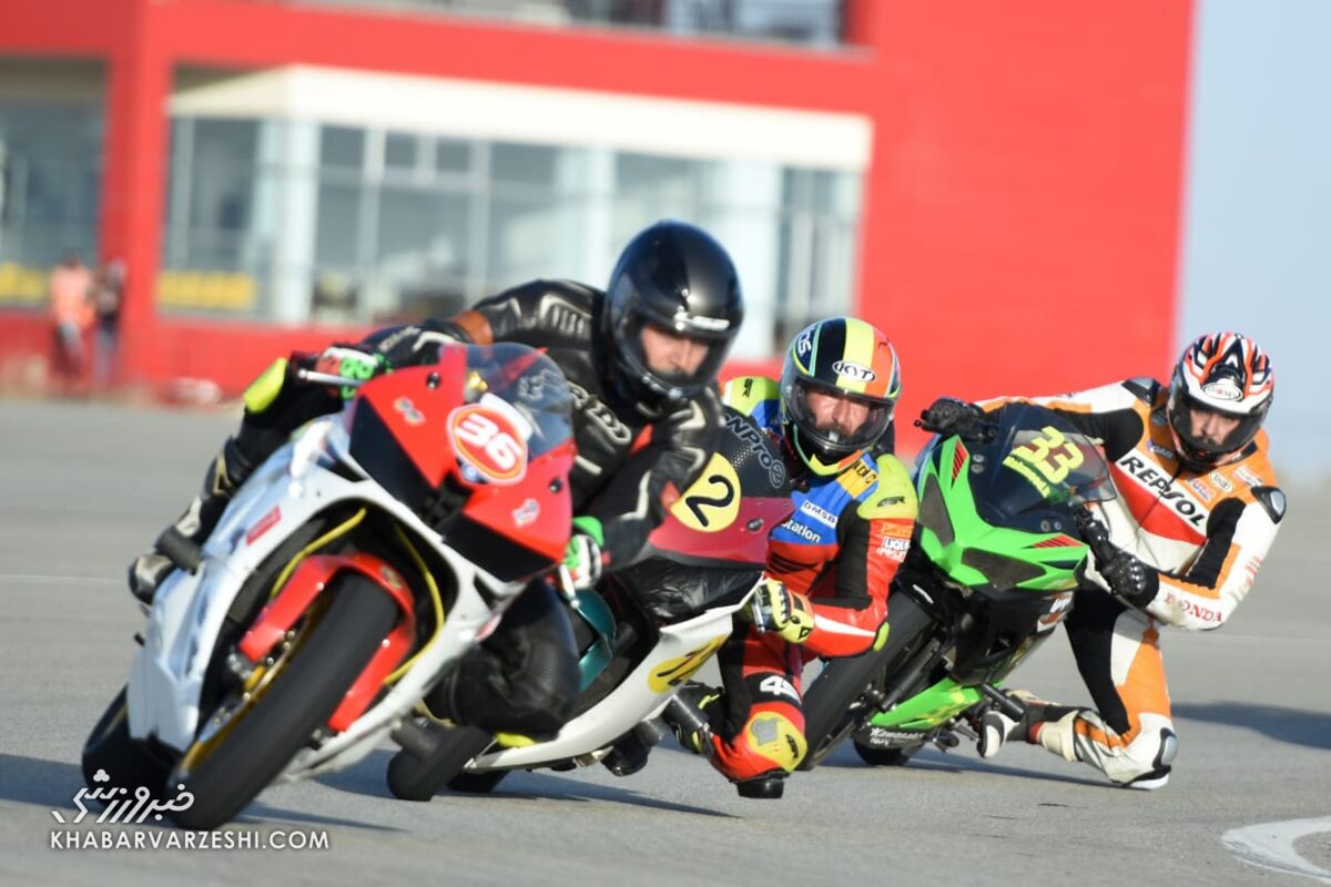 عکس| قرمز و آبی ها روی پیست موتورسواری/ بانوان هم آمدند و موتورسواری کردند