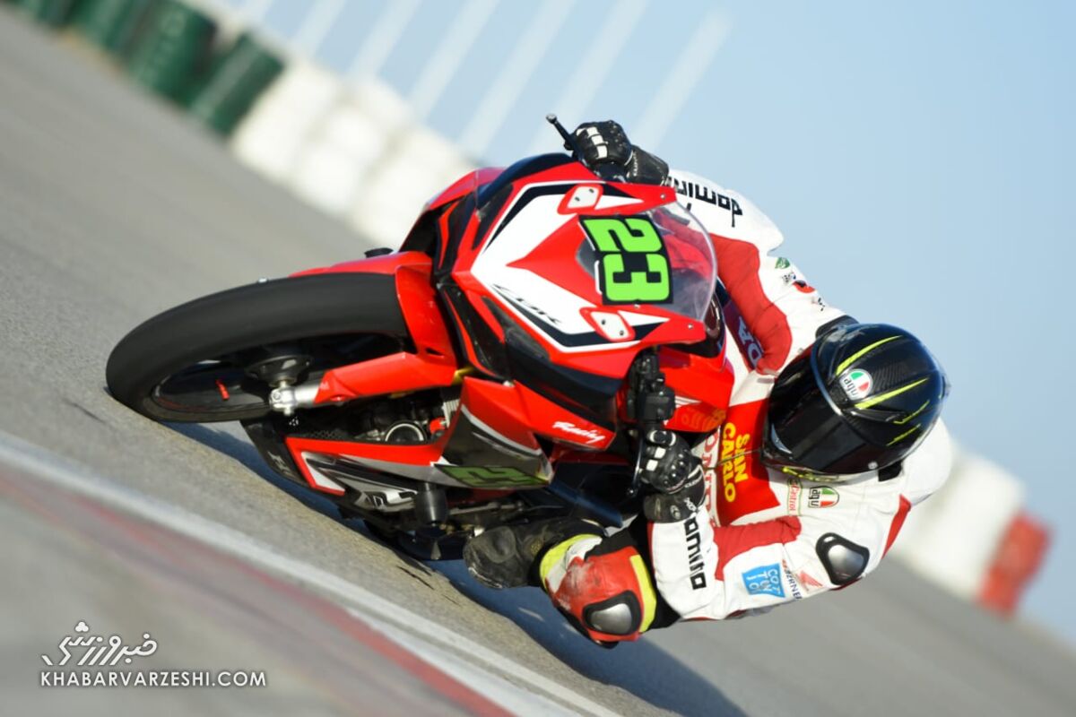 عکس| قرمز و آبی ها روی پیست موتورسواری/ بانوان هم آمدند و موتورسواری کردند