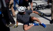 ببینید| زمین خوردن جو بایدن هنگام دوچرخه سواری