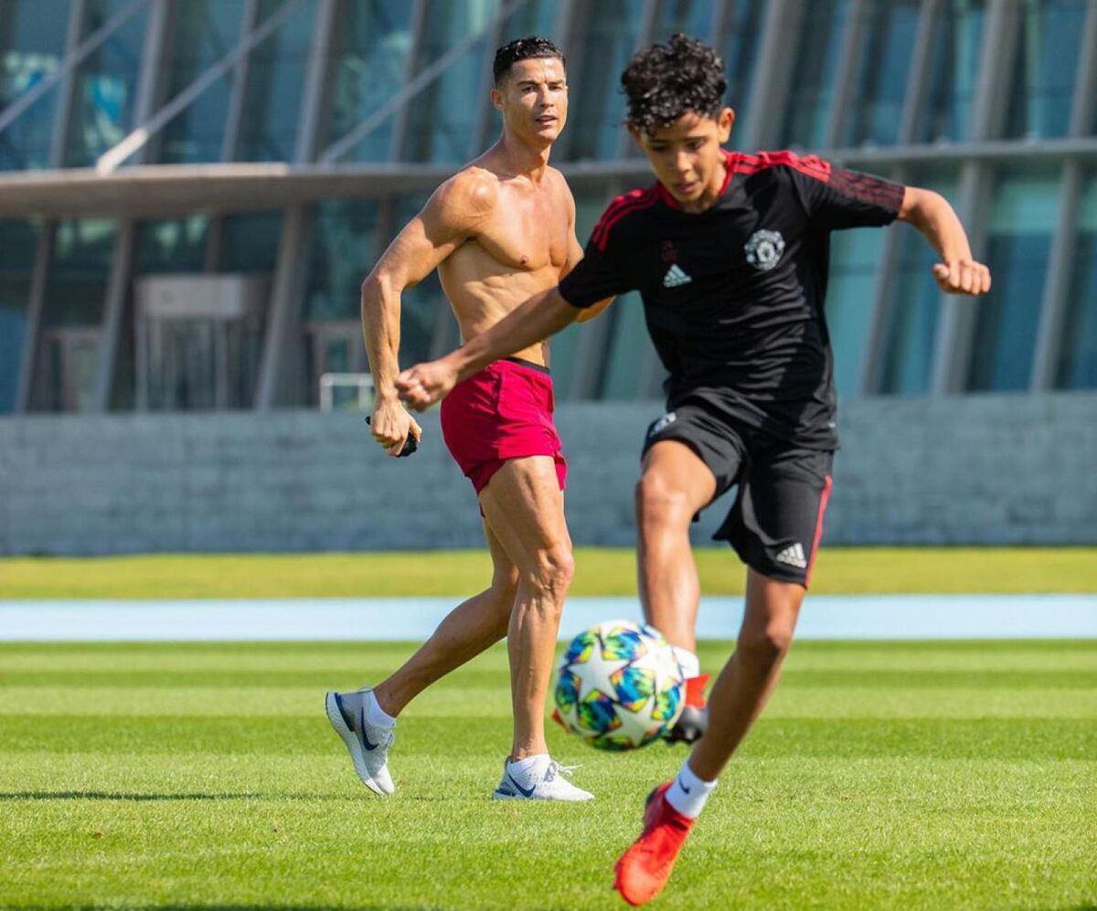 ویدیو| شباهت فوق العاده زیاد پسر رونالدو به پدرش