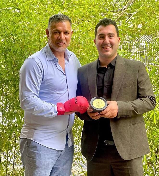 عکس| هدیه خاص قهرمان خبرساز المپیک به علی دایی