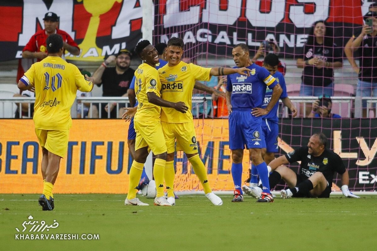 تصاویری از «بازی زیبا» با حضور اسطورههای فوتبال/ تیم روبرتو کارلوس ۱۲ گل به تیم رونالدینیو زد!