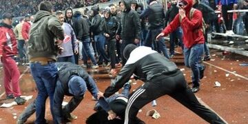 ببینید| کتک خوردن پلیس با حمله دسته‌جمعی تماشاگران فوتبال