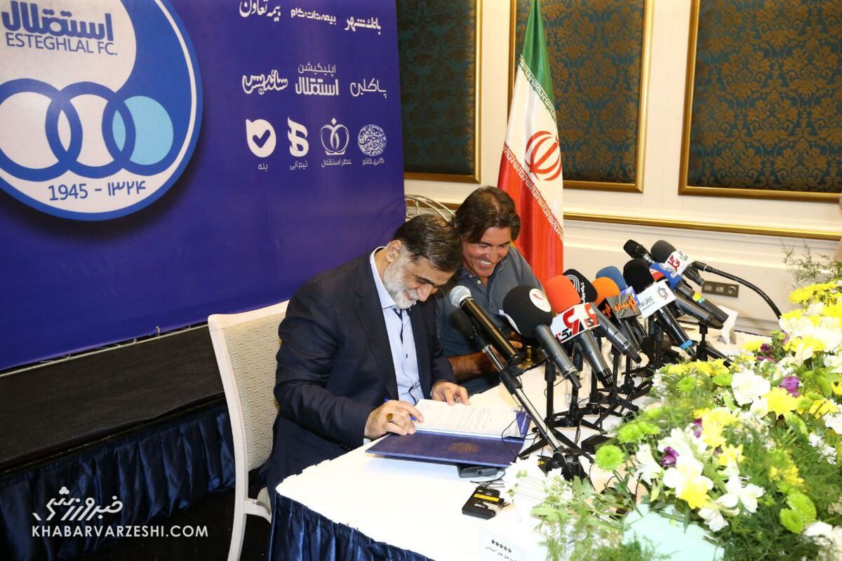 عکس| دلبری مرد پرتغالی از هواداران استقلال با شال آبی/ ساپینتو رسما جانشین فرهاد مجیدی