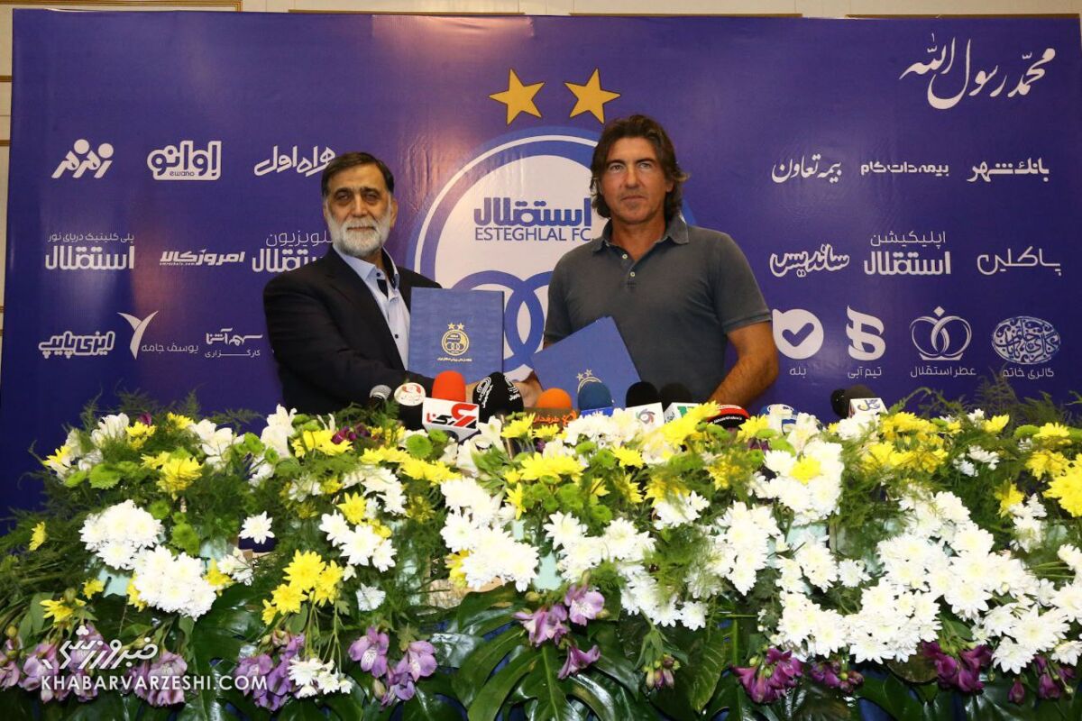 عکس| دلبری مرد پرتغالی از هواداران استقلال با شال آبی/ ساپینتو رسما جانشین فرهاد مجیدی