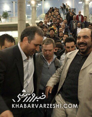 یاد سرمربی اسپانیایی که در فرودگاه واژگون شد بخیر!/ عاشقان عکس یادگاری؛ سرمربی استقلال را به دردسر انداختند!