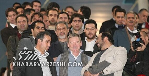 یاد سرمربی اسپانیایی که در فرودگاه واژگون شد بخیر/ عاشقان عکس یادگاری؛ سرمربی استقلال را به دردسر انداختند!