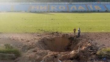عکس| در پی حملات بمباران توسط روسیه/ حفره بزرگ و عجیب در ورزشگاه اوکراین