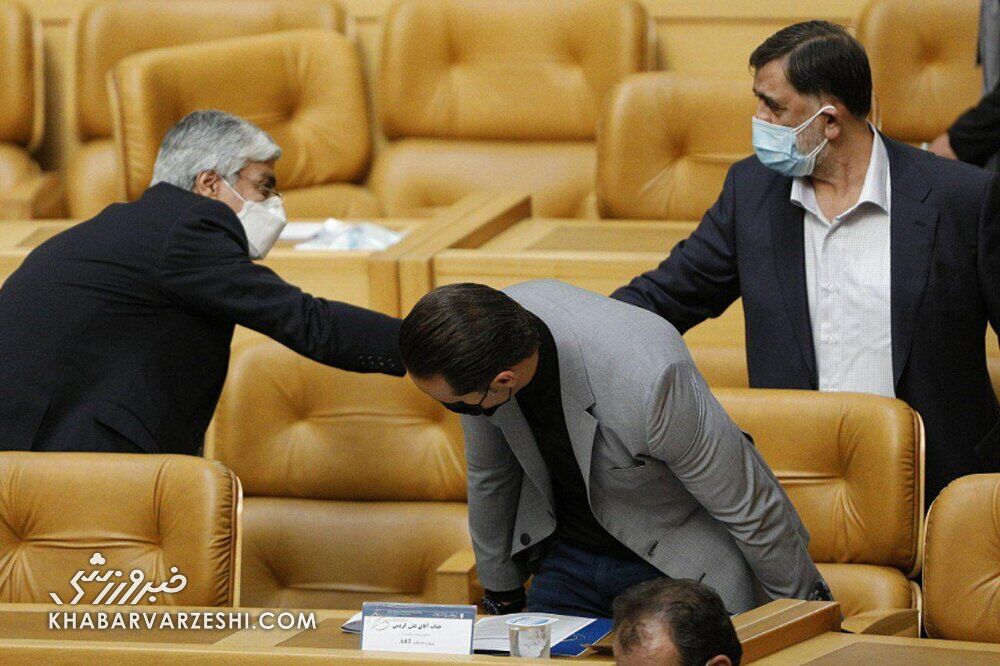 من گفتم علی کریمی مدیریت ندارد؟/ عزیزی خادم فوتبال ایران را تکان داد/ دوست ندارم آخر عمری به زندان بروم/ به من می گویند اسطوره شکست!