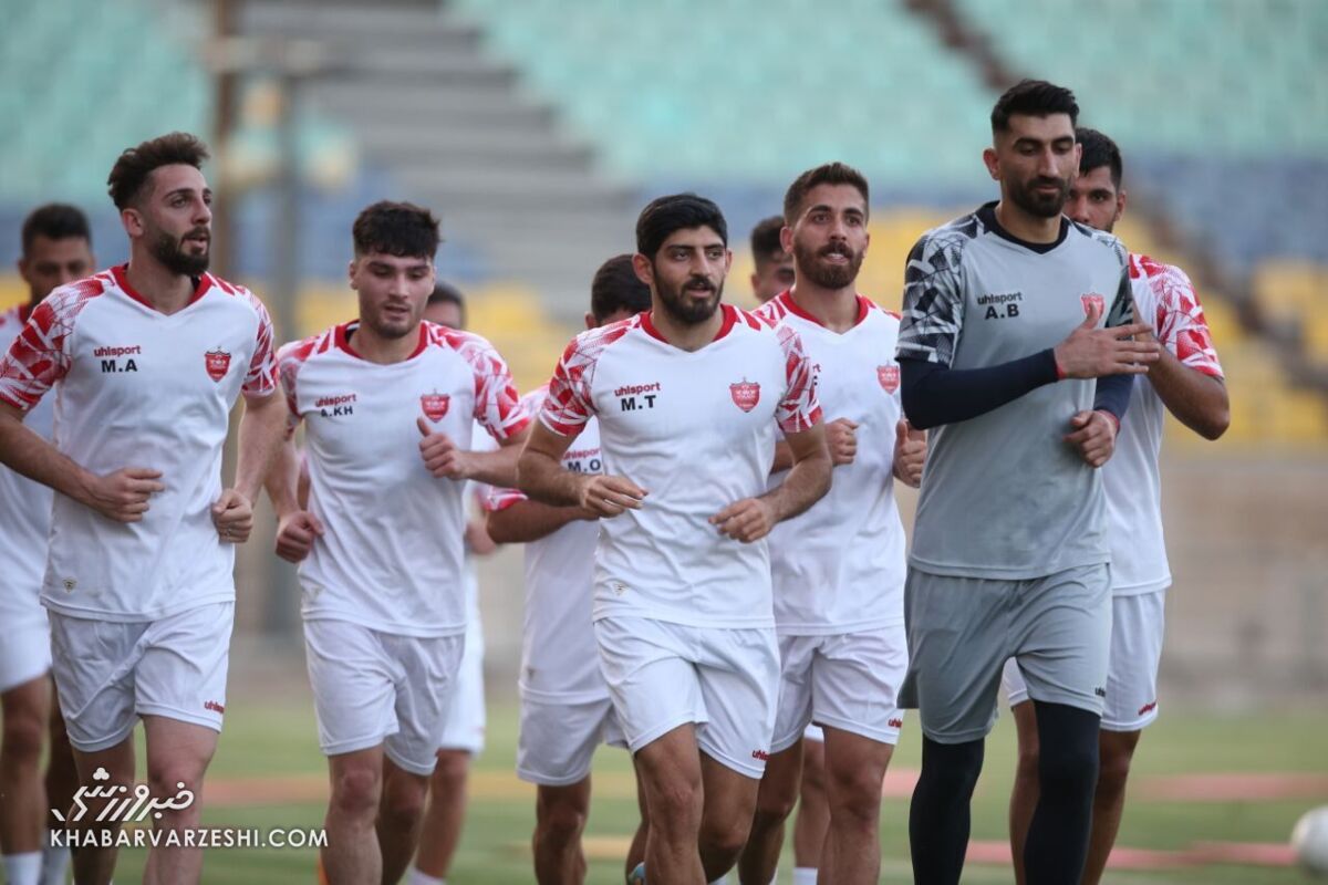 حاشیه دومین تمرین پرسپولیسیها با حضور هواداران / شعار ویژه برای بمب نقل و انتقالات حاشیه دومین تمرین پرسپولیسیها با حضور هواداران / شعار ویژه برای بمب نقل و انتقالات