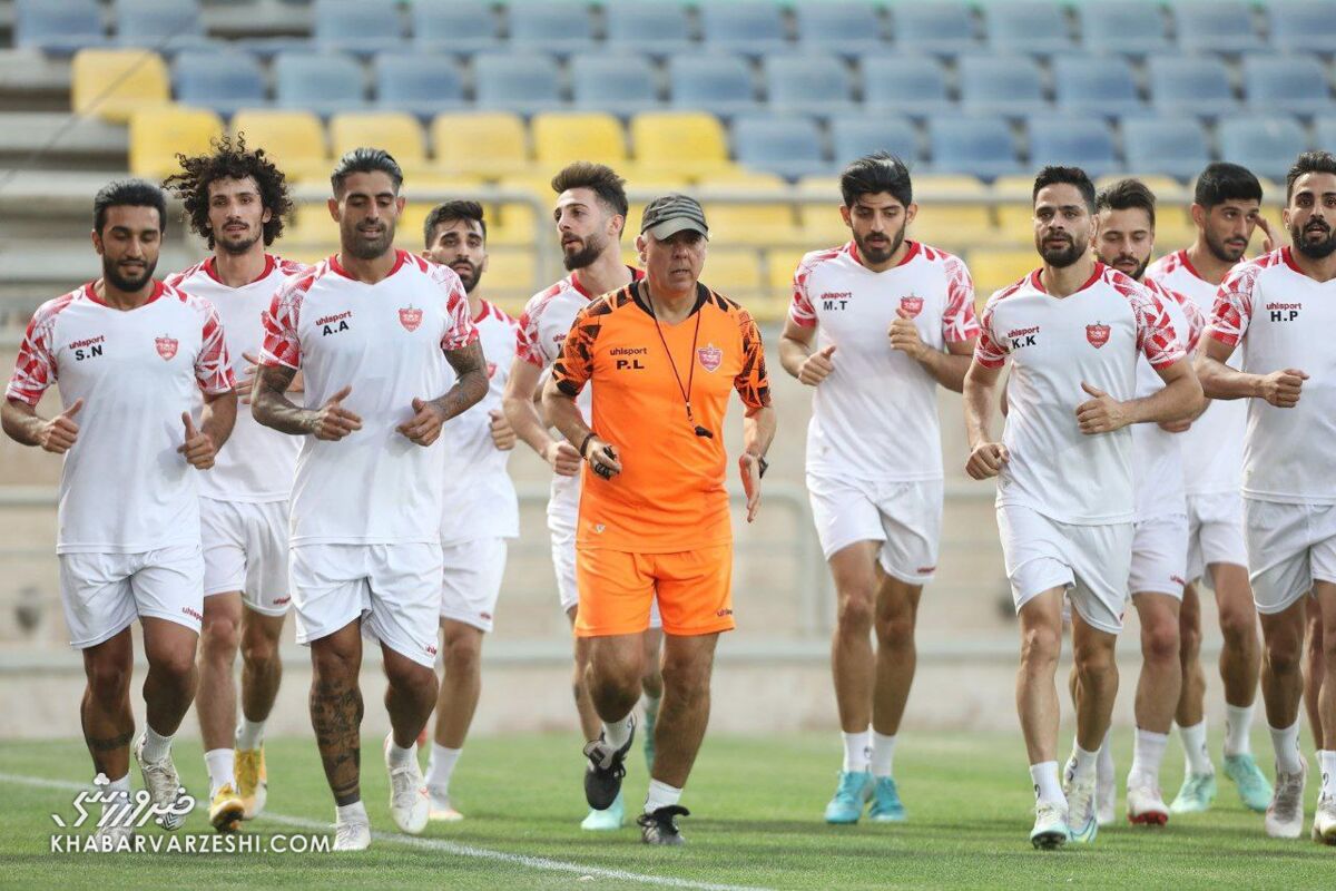 حاشیه دومین تمرین پرسپولیسیها با حضور هواداران/ شعار ویژه برای بمب نقل و انتقالات حاشیه دومین تمرین پرسپولیسیها با حضور هواداران/ شعار ویژه برای بمب نقل و انتقالات