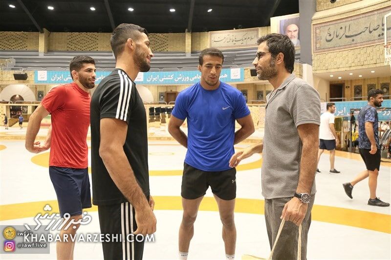 ببینید| کارگردان سریال یاغی از قهرمانان کشتی هدیه گرفت