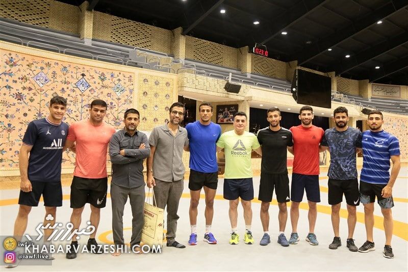 ببینید| کارگردان سریال یاغی از قهرمانان کشتی هدیه گرفت