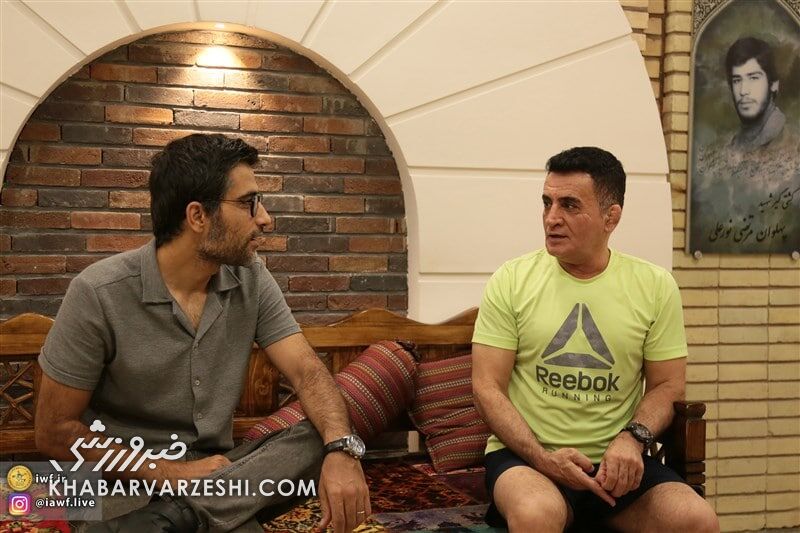 ببینید| کارگردان سریال یاغی از قهرمانان کشتی هدیه گرفت