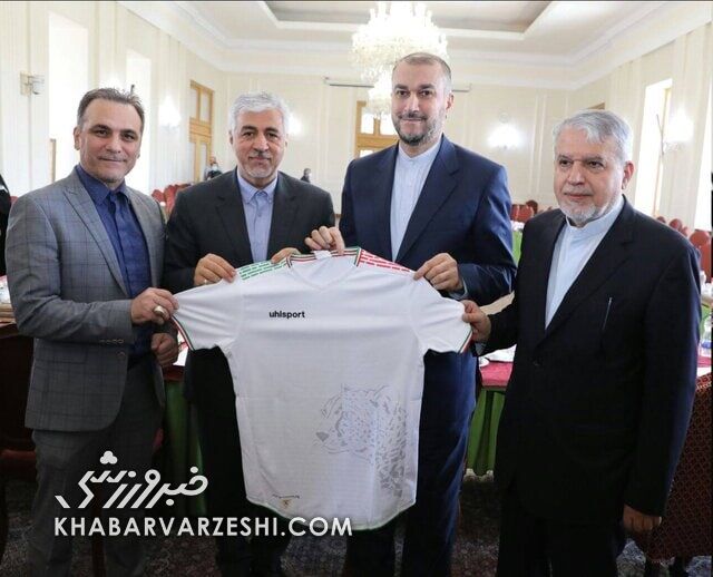 عکس| پیراهن تیم ملی ایران به وزیر امور خارجه تقدیم شد