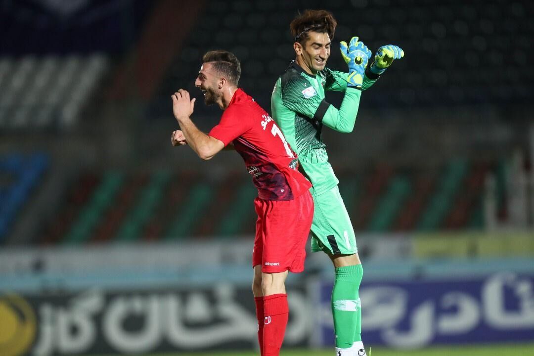 عکس| شوخی خنده‌دار بیرانوند با مهاجم پرسپولیس/ بینی بازیکن سرخ‌ها سوژه شد!