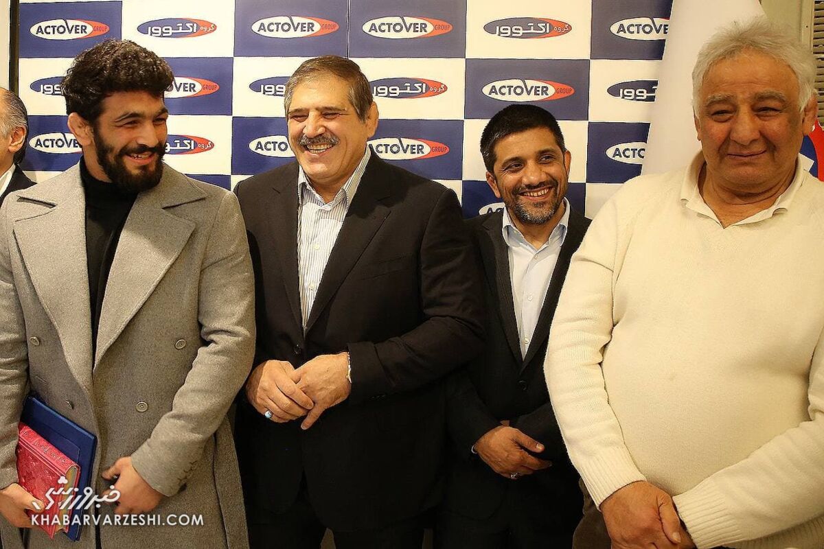 سوال جنجالی علیرضا دبیر؛ از حسن یزدانی پرسیدم زورت به تیلور نمی رسد؟/ تا میخواهند یکی را بزنند، میگویند حکومتی است/ من اگر شلوار شش جیب نپوشم...