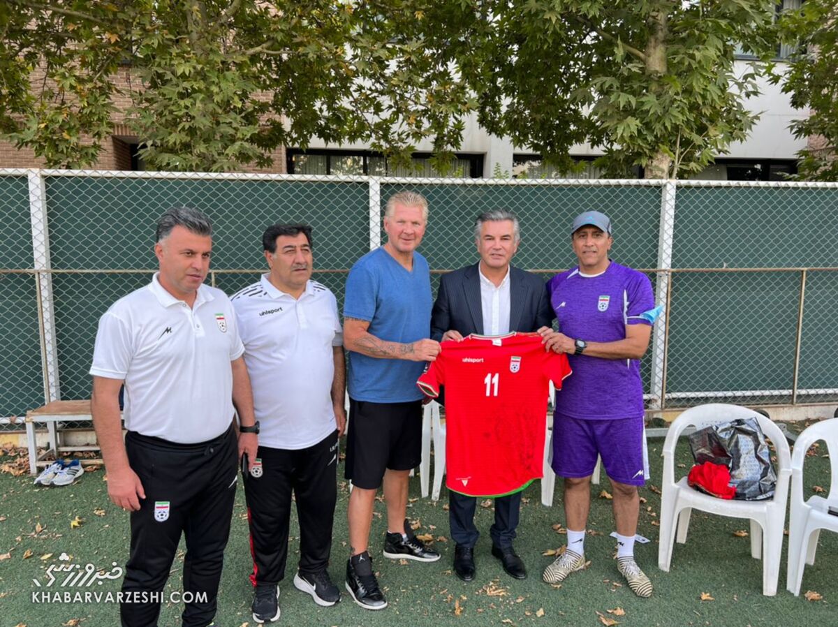 عکس | هدیه مشترک یک پرسپولیسی و یک استقلالی به ستاره سابق بایرنمونیخ/ پیش بینی افنبرگ در خصوص تیم های صعود کننده از گروه ایران
