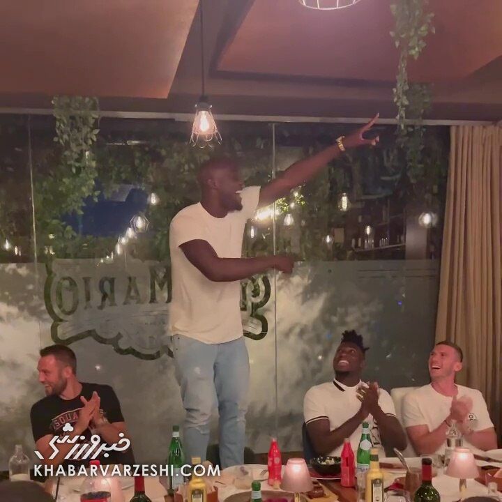 رفتار عجیب و غریب ستاره جدید آبیها/ پریدن روی میز و آواز خواندن وایرال شد!