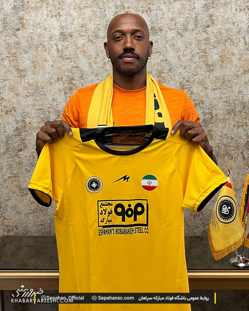 بمب نقل و انتقالات در اصفهان منفجر شد/ بازیکن اسبق اورتون و والنسیا به سپاهان پیوست