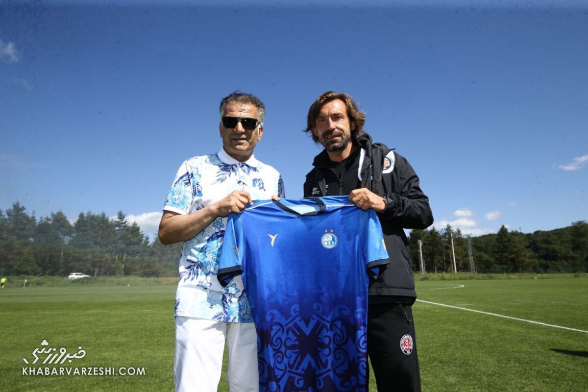 عکس| اسطوره فوتبال ایتالیا مهمان ویژه تمرین استقلال/ پیرلو پیراهن آبیها را هدیه گرفت