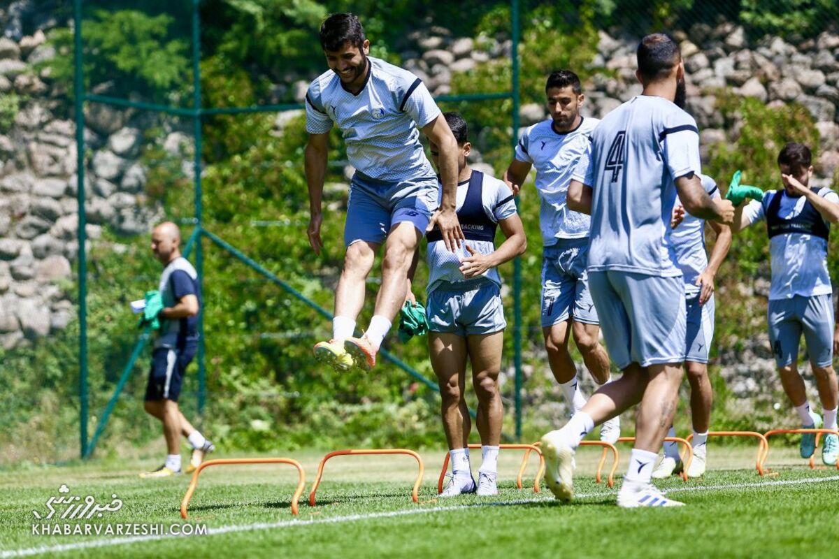 حمله کاپیتان اسبق آبی ها به آجورلو؛ استقلال تبدیل به پایگاه بازیکنان سابق پاس شده است/ خسرو حیدری را با چه کارنامه ای آورده اند؟