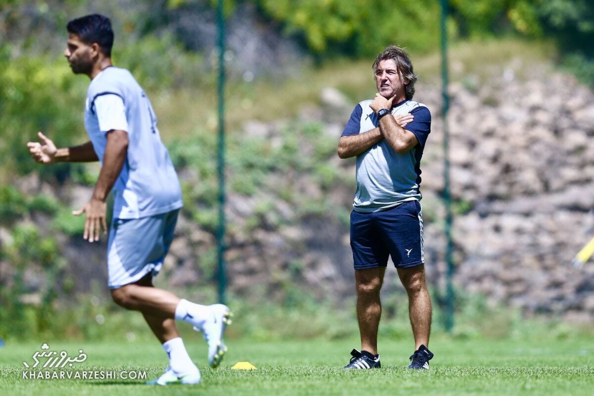استقبال گرم مربیان استقلال از اسکوچیچ؛ درِ تمرینات ما همیشه به رویت باز است/ کتککاری استانبول سوژه شد