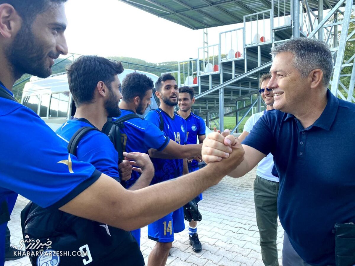 استقبال گرم مربیان استقلال از اسکوچیچ؛ درِ تمرینات ما همیشه به رویت باز است/ کتککاری استانبول سوژه شد