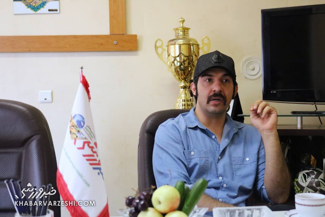 عبدالله روا: موقعیت بازیگری داشتم اصلاً مجری نمیشدم/ با بزرگانی مثل دایی و کریمی شوخی نمیکنیم/ کاش اسمم فرمان بود میشدم فرمانروا!