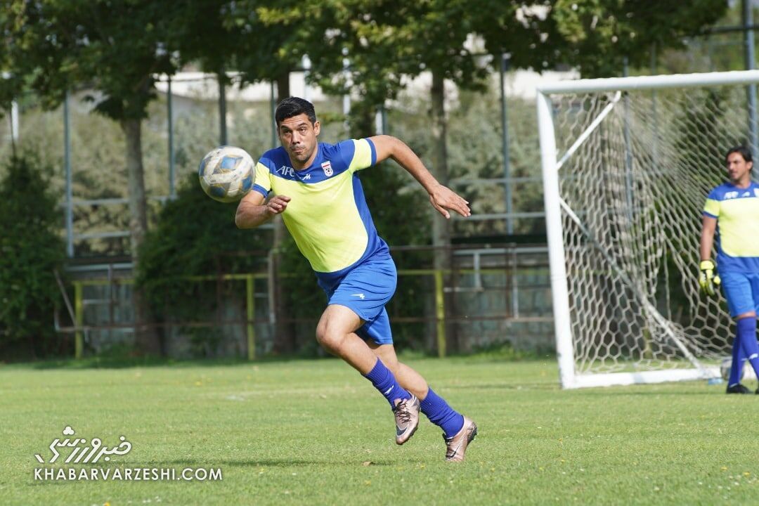 عکس| ستارههای پرسپولیس و استقلال پا به توپ شدند/ کاپیتان آبیها در کلاس مربیگری