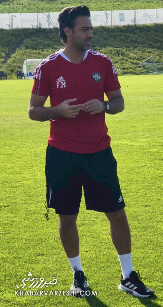 عکس| فرهاد مجیدی قرمزپوش شد!