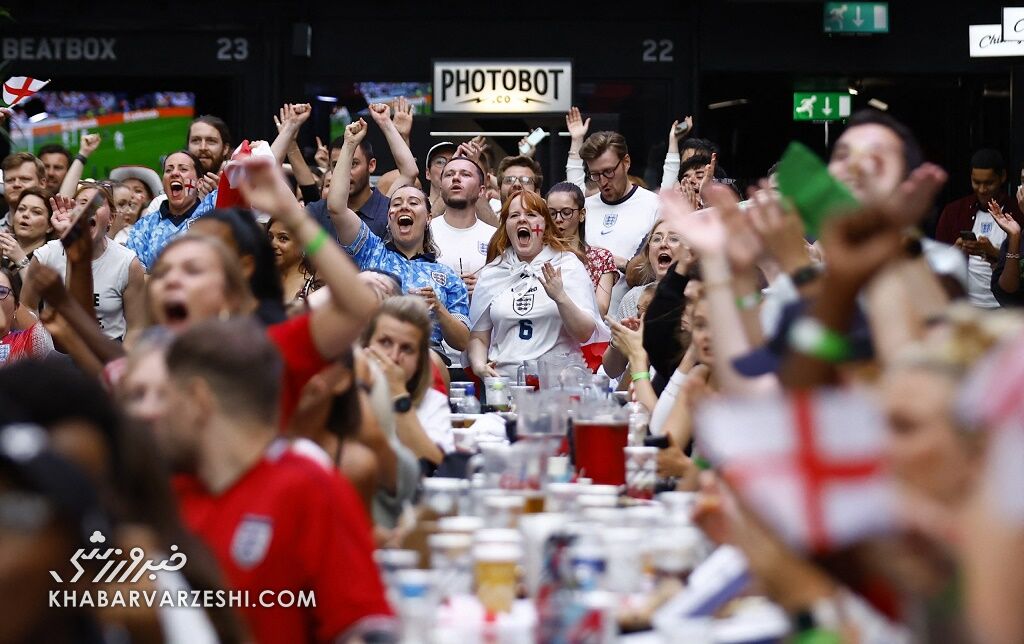 تصاویری خاص و ویژه از یک روز هیجانانگیز/ وقتی چند دختر میلیونها نفر جمعیت را به خیابانها کشاندند