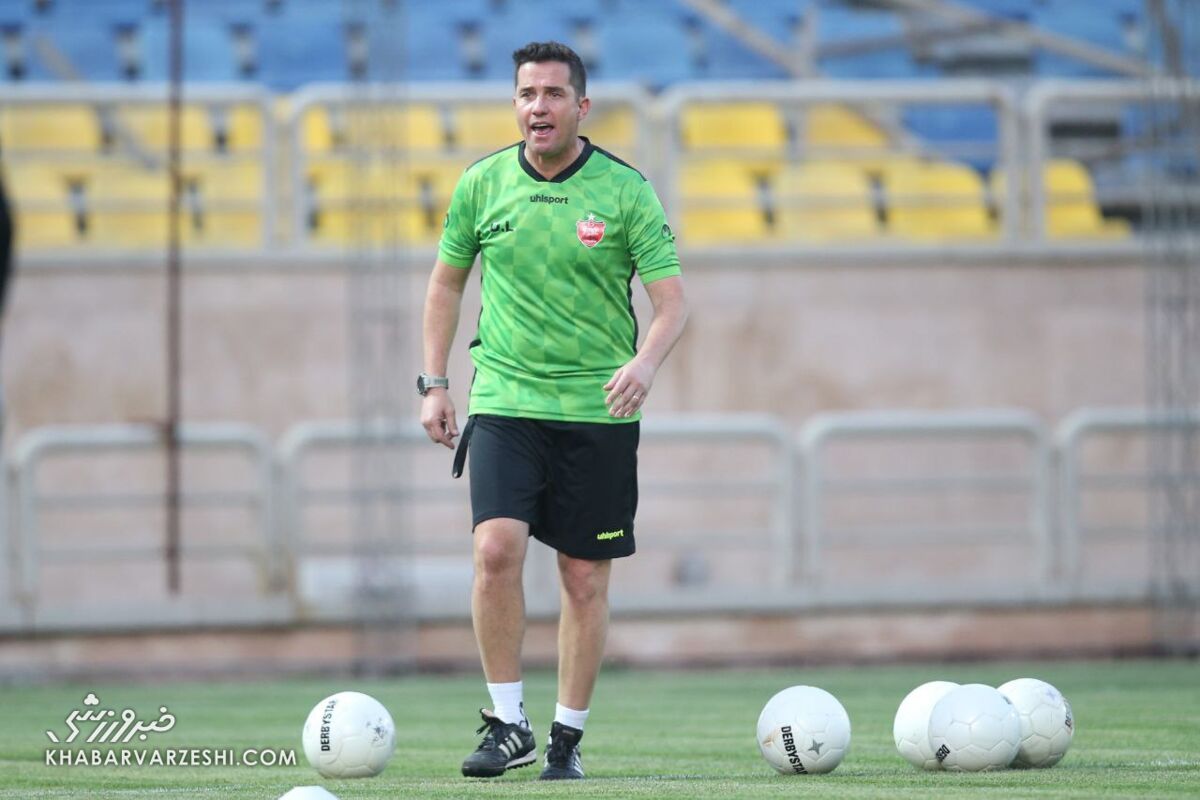 عکس| اولین حضور دستیار برزیلی گل محمدی در تمرین پرسپولیس