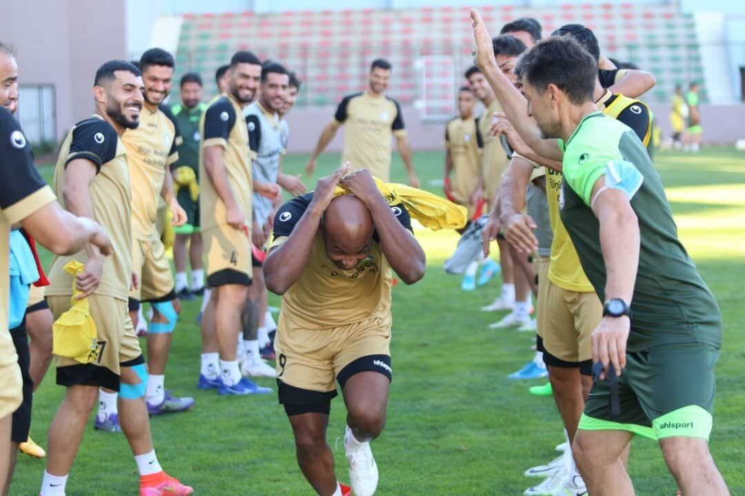 عکس| جانشین بمب نقلوانتقالات پرسپولیس را کتک زدند!/ استقبال عجیب از ستاره تازه وارد