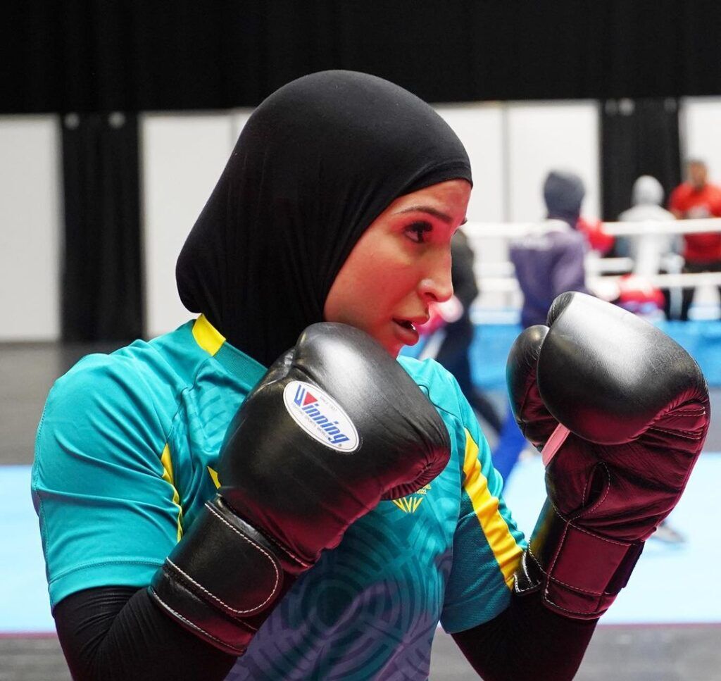 تصاویر| بوکسور زن ایرانی‌الاصل استرالیا خبرساز شد/ بازتاب جهانی پوشش ورزشکار مسلمان در مسابقات کشورهای مشترک المنافع 